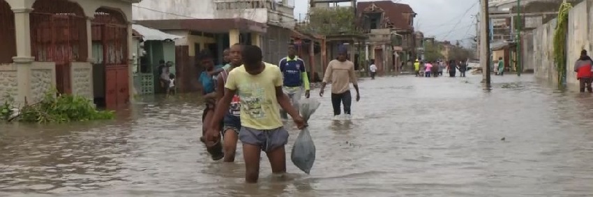 Passage de Matthew le 4 octobre.Les Cayes: Une rue totalement inondée . (Reuters/Andres Maritnez Casares)