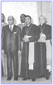 Les Évêques Haitiens Ligondé (au premier plan), Constant et Angénor en compagnie du président François Duvalier.